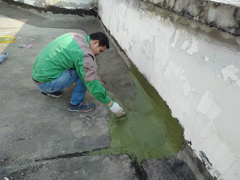 楼顶阳台刷防水：开放式的阳台在暴雨来临时容易进水，为了防止雨水进入室内，因此我们在阳台装修时，需要有一定坡度，保证水能顺利流向排水孔，不会进入房间。在暴雨天气下，如果雨量大于地漏的排水能力时，就会在阳台地面出现大量积水，容易导致积水进入室内，因此我们在选购阳台地漏的时，最好选择排水量大且顺畅的地漏。通常阳台的防水层都在外层，需要受到阳光暴晒、雨水侵蚀、严寒酷暑等自然天气的考验，如果没有出色的性能和良好的保护措施，他的使用年限会大大缩短。因此，我们在选购防水材料时，需要选择强度高、耐老化的防水涂料。