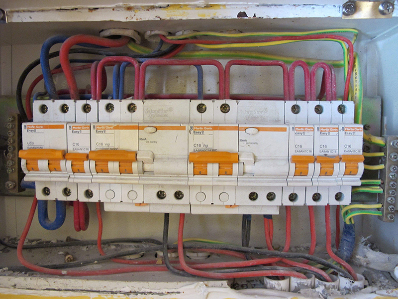 还在为不知道家里电路维修找谁而烦恼吗，常见电路问题自己动手修